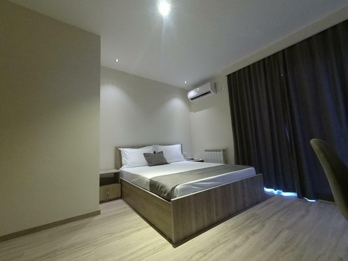 Hotel Vila Nino เบราท ภายนอก รูปภาพ