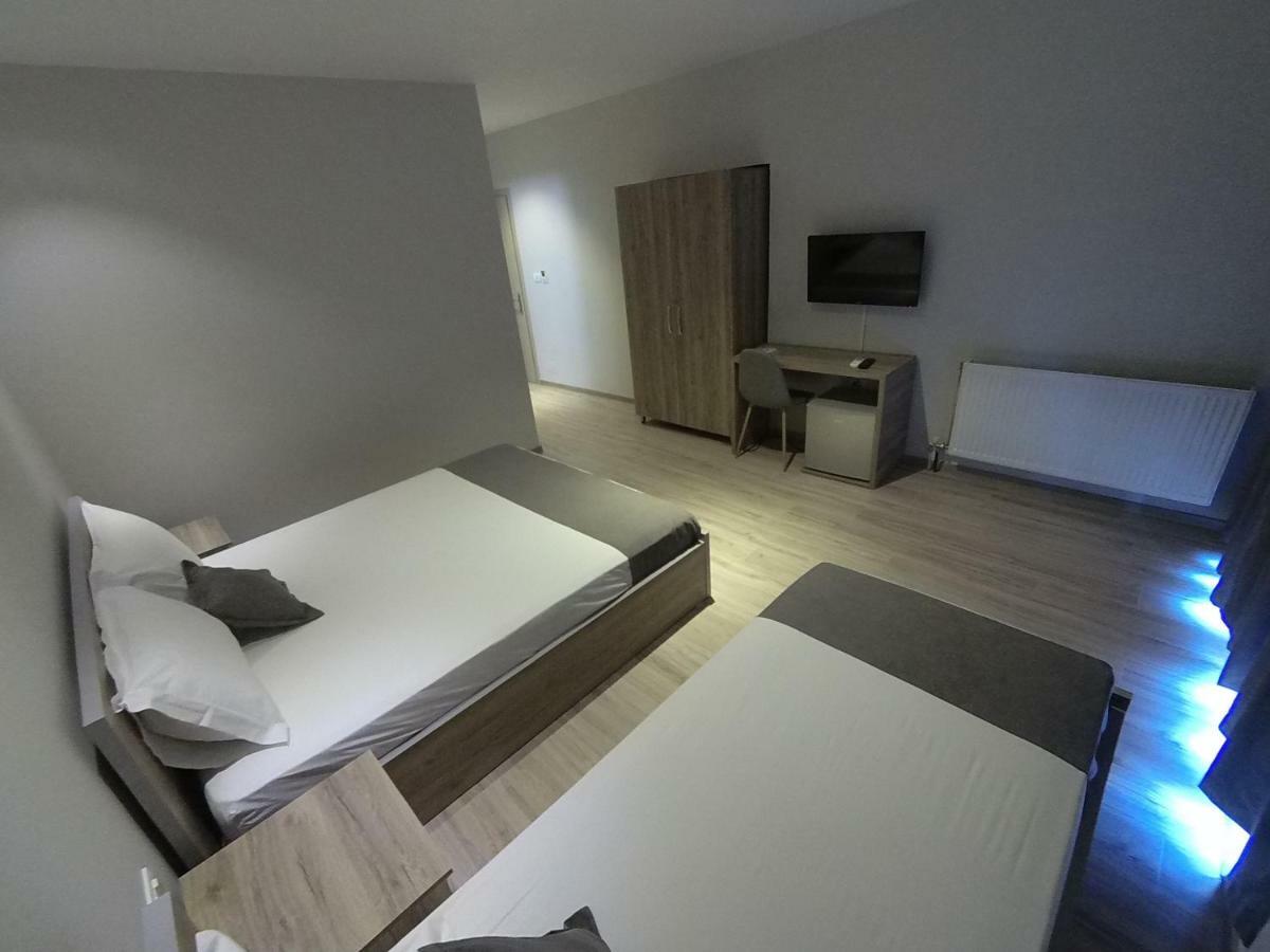 Hotel Vila Nino เบราท ภายนอก รูปภาพ